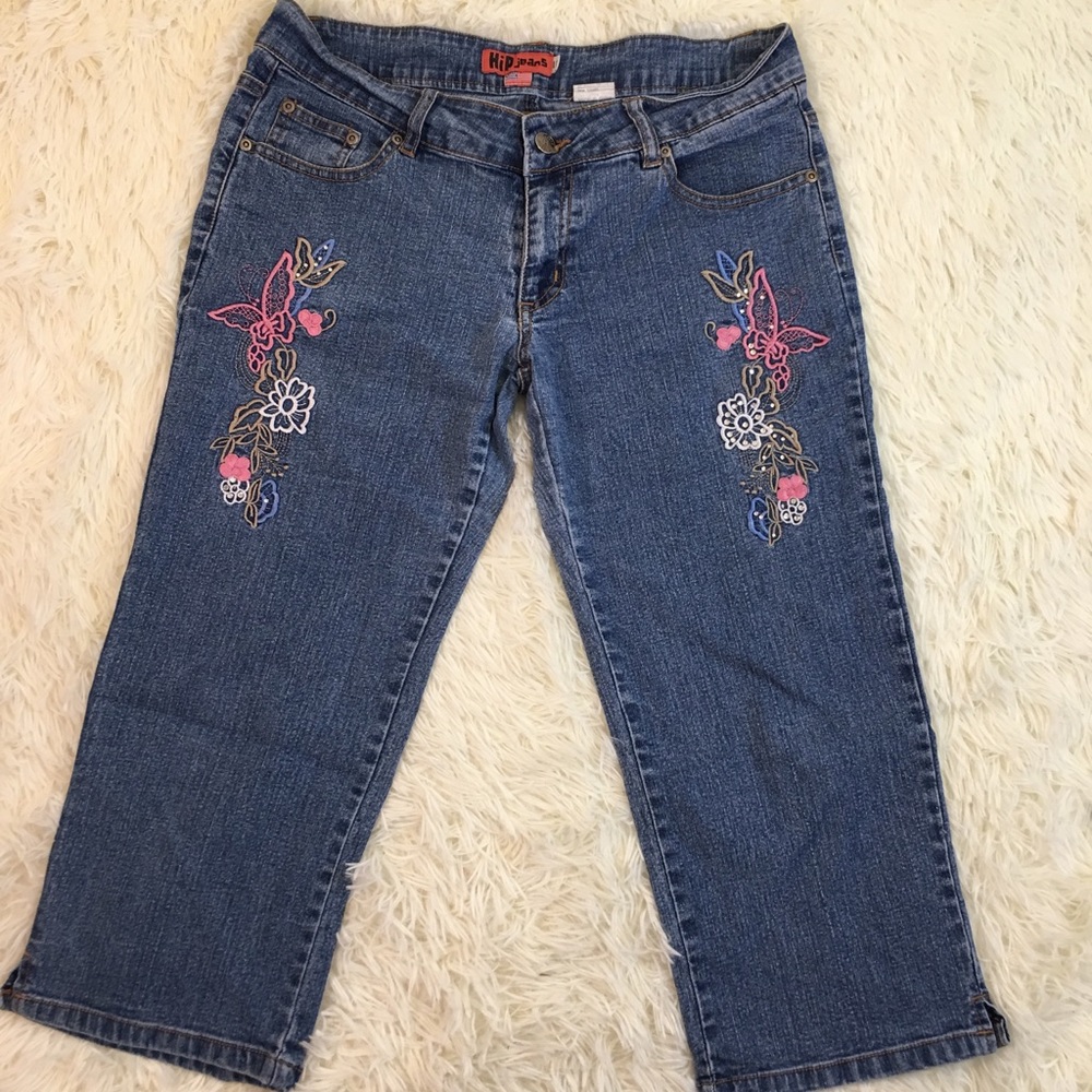 Embroidered Hip jeans Capri Jeans.